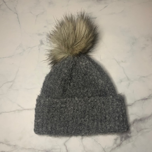 Aritzia pompom hat